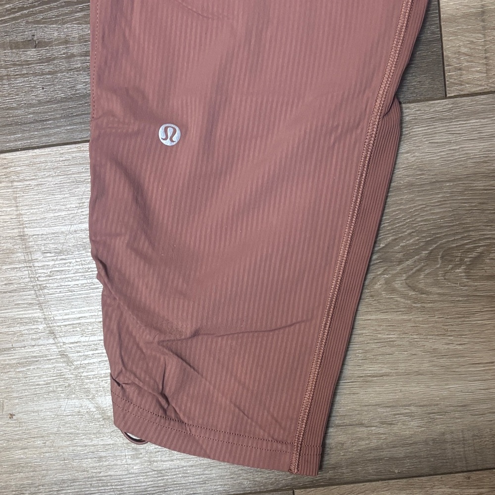 Lululemon Athletica Red Dust Dance Studio Crops Size 4 - Picture 10 of 11